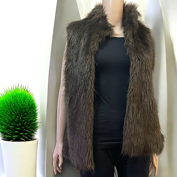Kenar Women’s Brown Faux Fur Vest - Picture 7 of 16